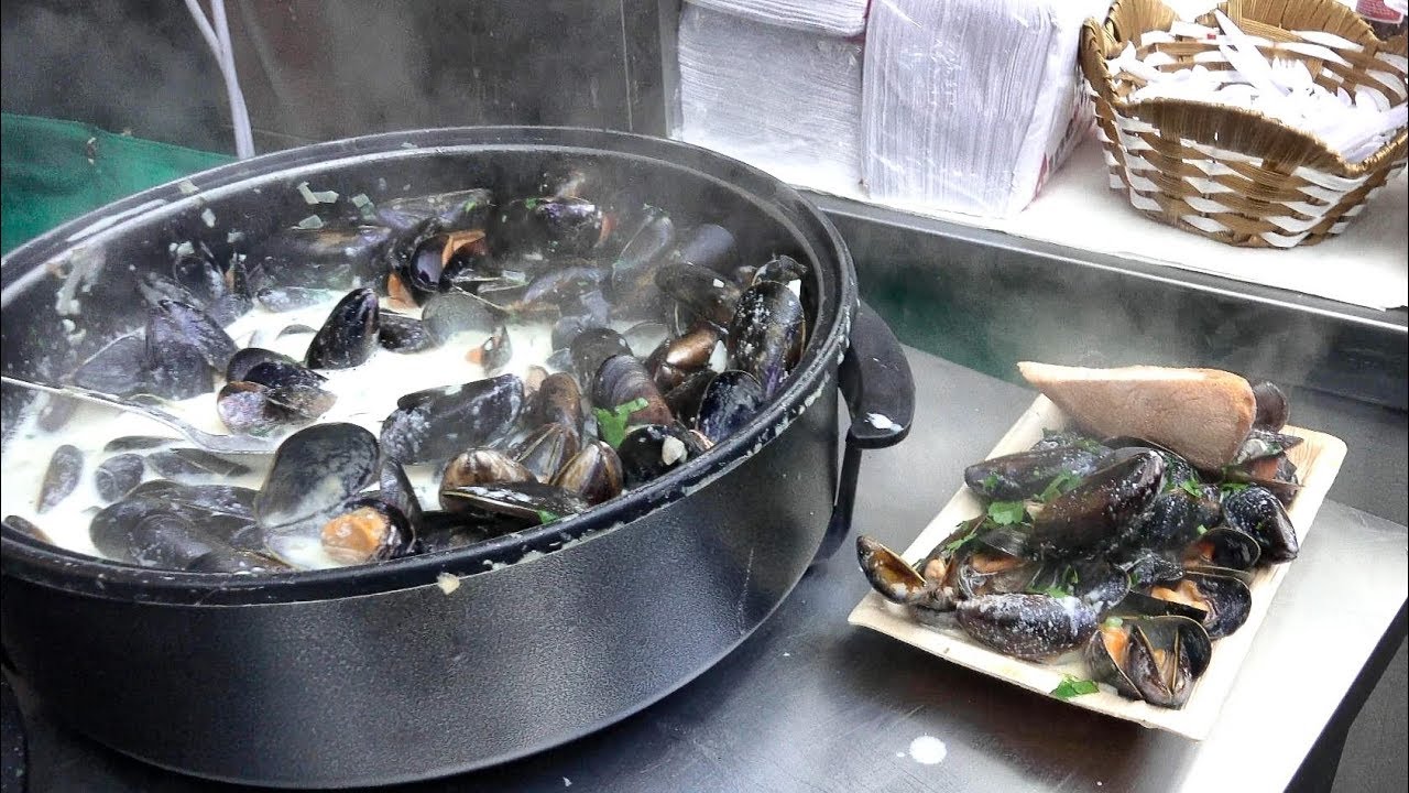 Mussels Cooked and Tasted in London Bridge. Street Food of London