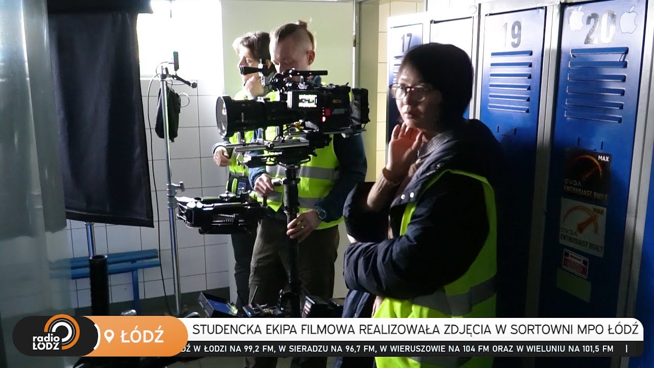Ekipa Szkoły Filmowej w Łodzi w sortowni MPO Ł&oacute;dź. Zdjęcia do etiudy studenckiej