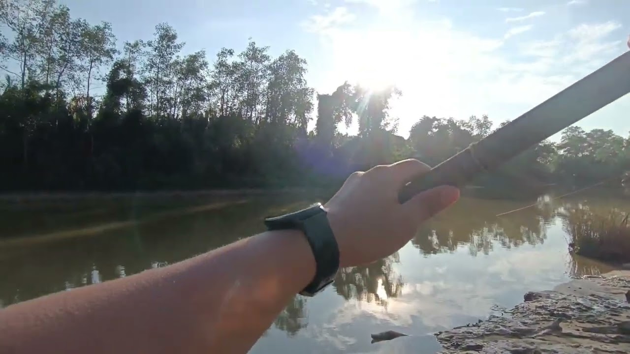 mancing sungai di sore hari....