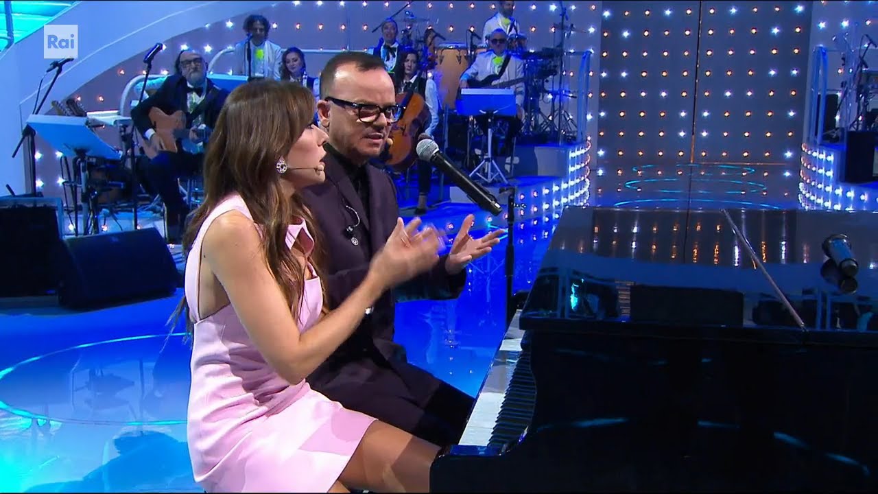 Gigi D'Alessio e Virginia Raffaele duettano sulle note di  "Don Raffaè" - Colpo di luna 19/01/2024