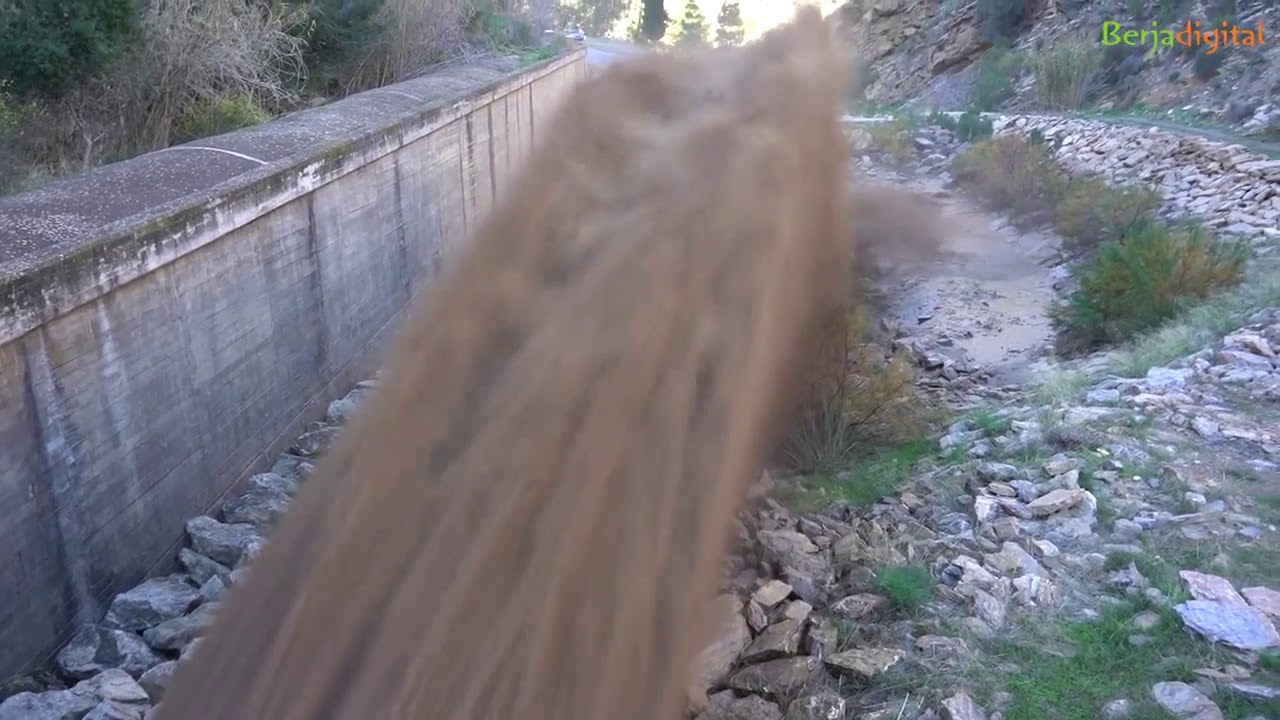 Desag&uuml;e de fondo del embalse de Ben&iacute;nar 2021