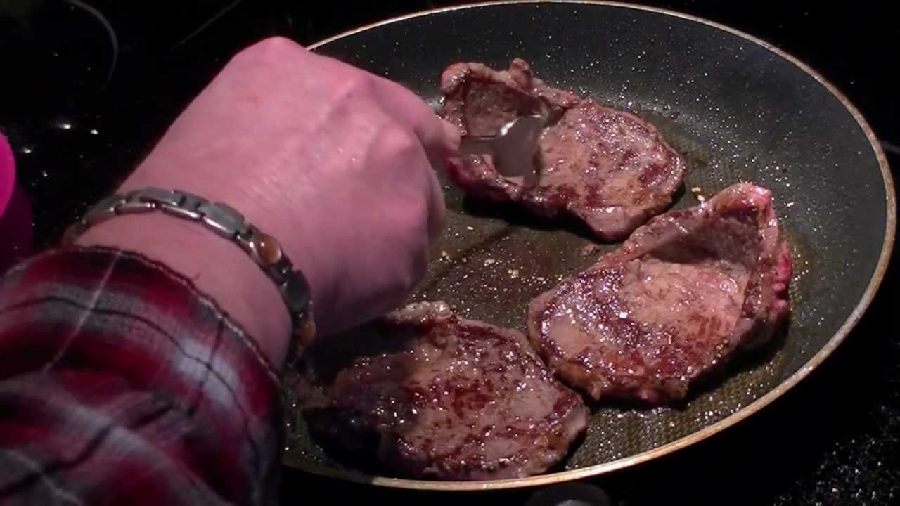 Стейк, обжаренный на сковороде, 4 унции стейков из лопатки с карамелизированным луком. Ммм!