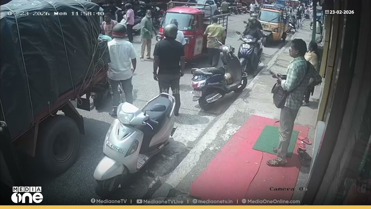 കോഴിക്കോട് വലിയങ്ങാടിയിൽ കെട്ടിടം തകർന്നുവീഴുന്നതിന്റെ സിസിടിവി ദൃശ്യങ്ങൾ