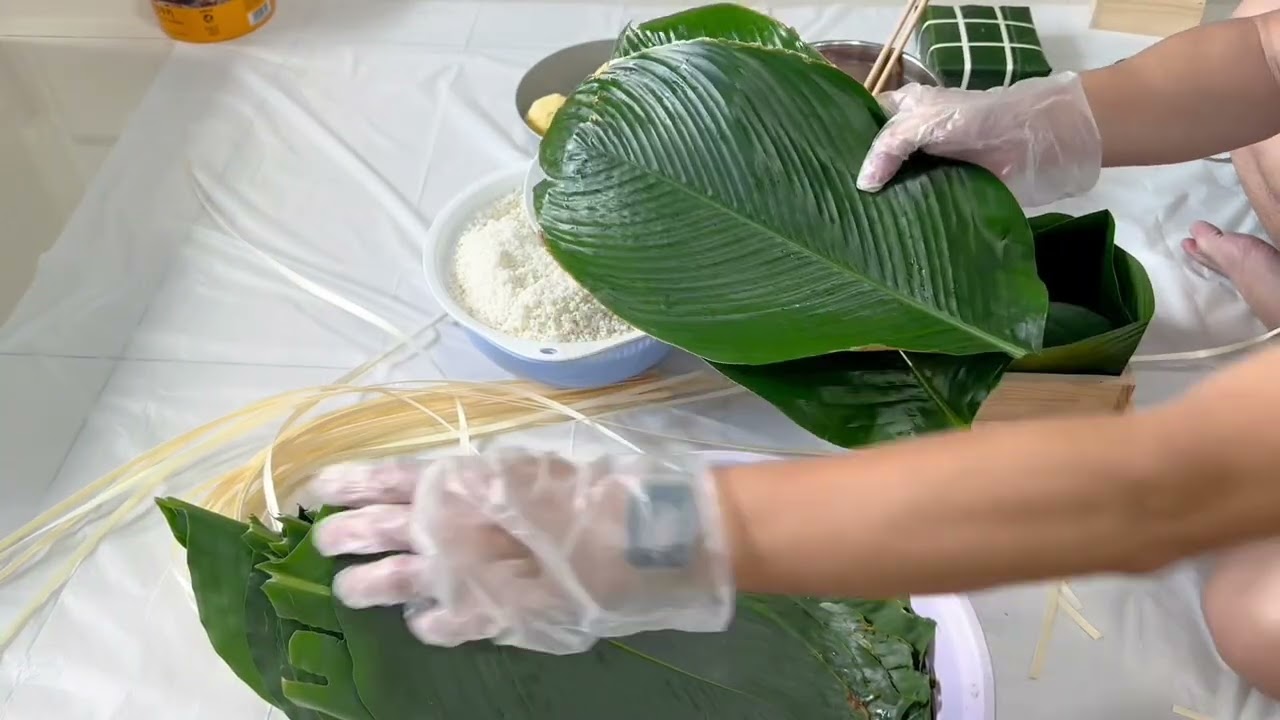 Cách gói bánh chưng bằng khuôn đơn.