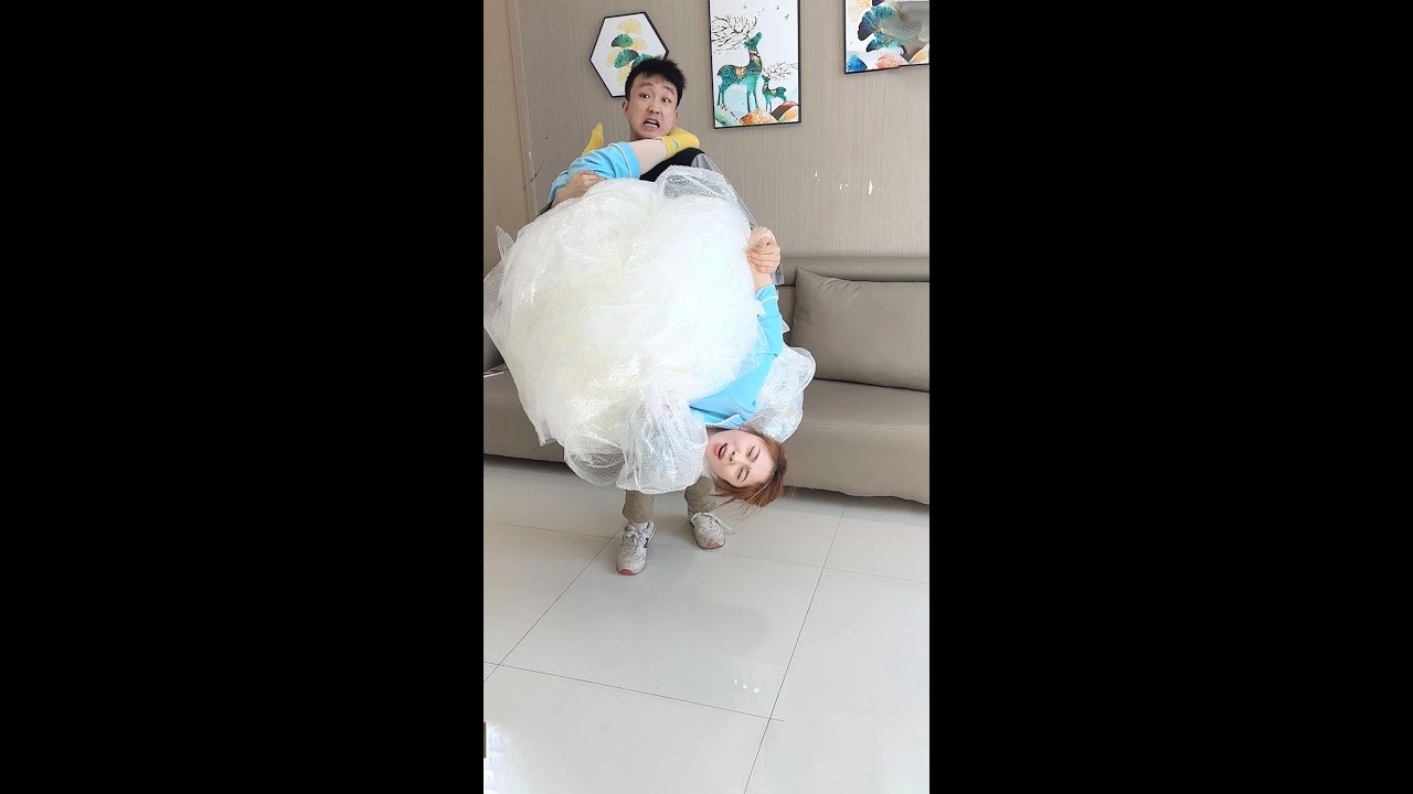 趁女友睡覺把她捆成繭，不信治不了你！