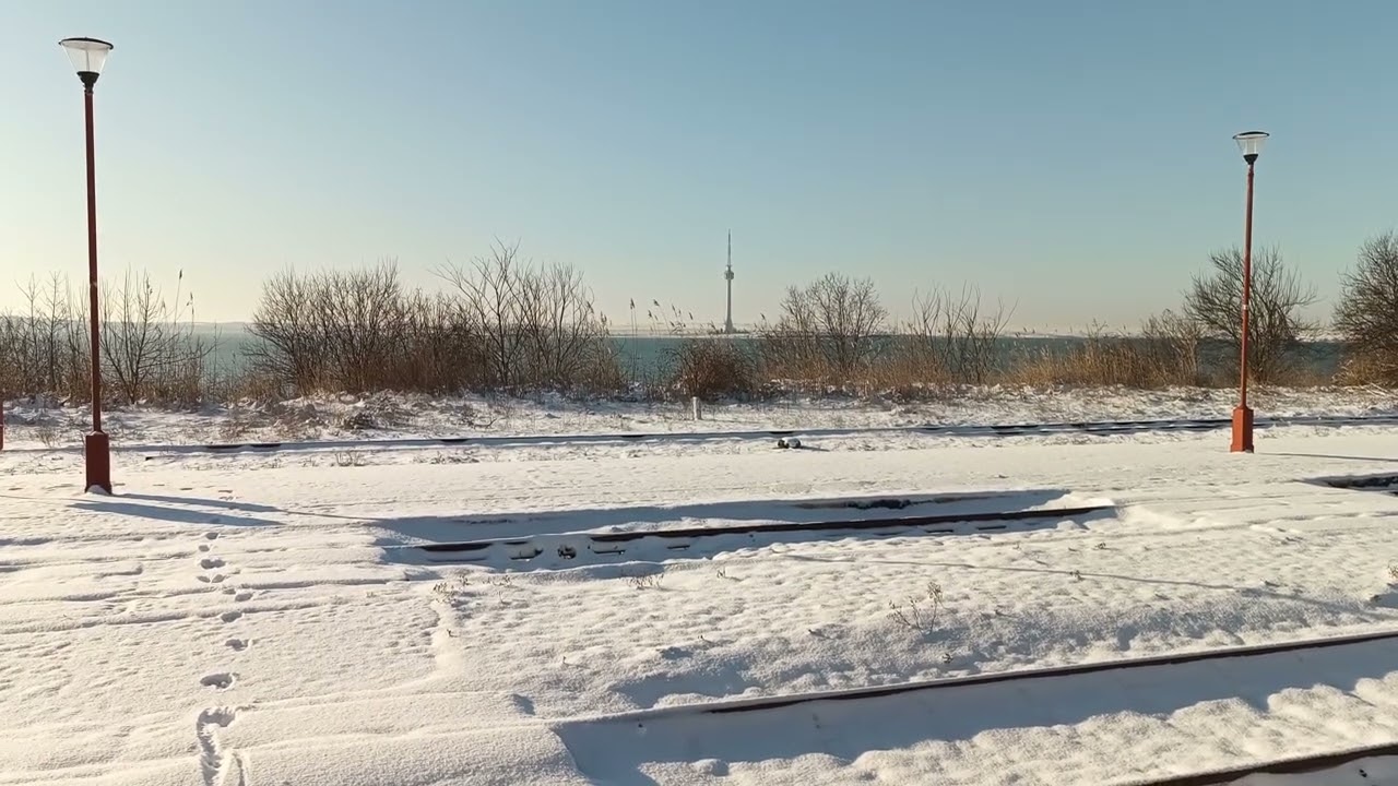Snow-covered platform and tower / Заснеженная платформа и вышка