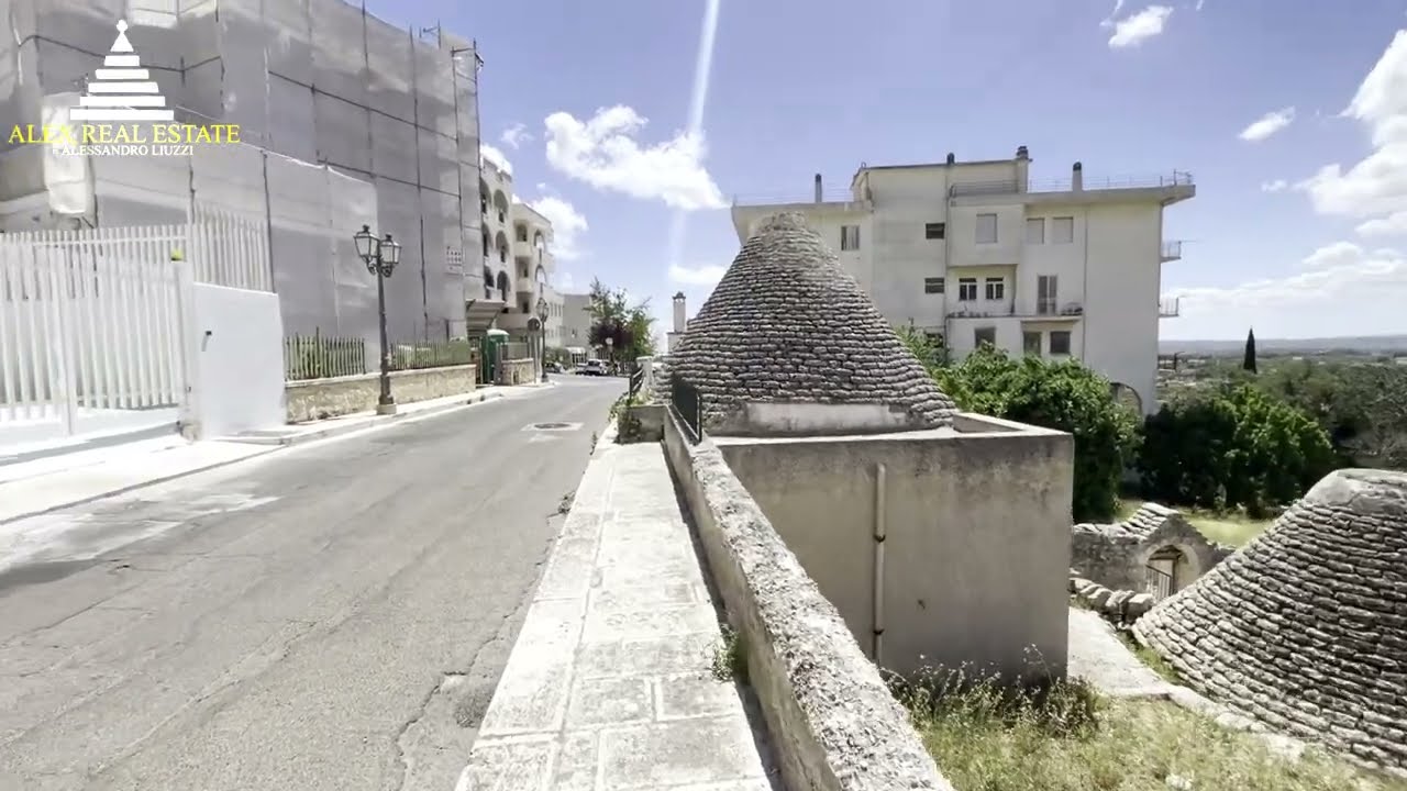 Trulli e lamie in posizione panoramica nel centro urbano di Cisternino