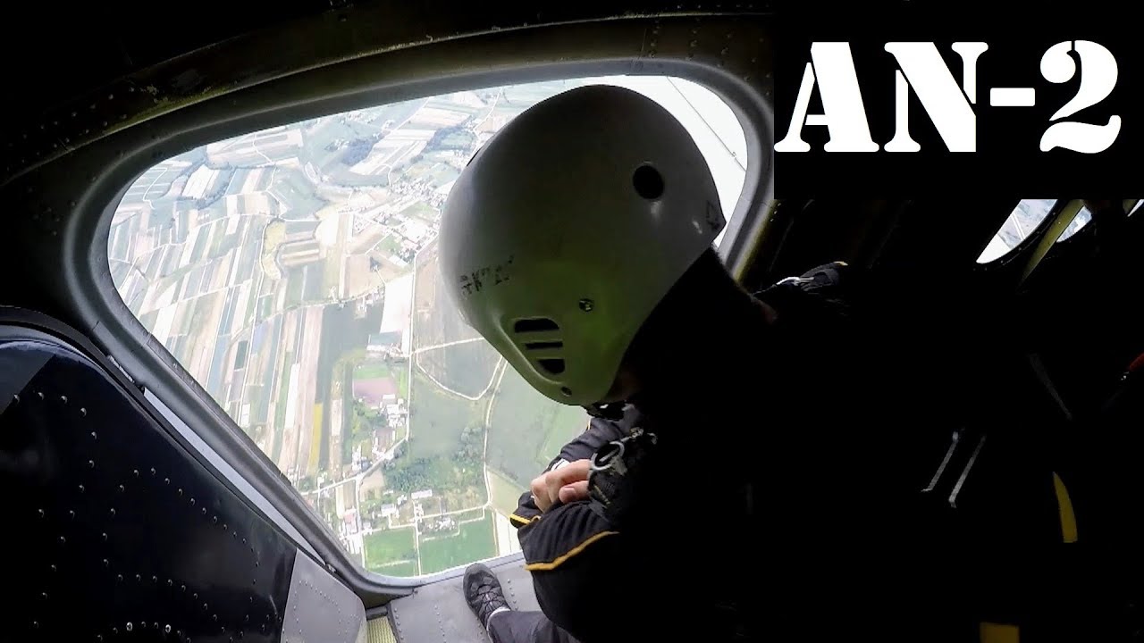 Skok ze spadochronem | An-2