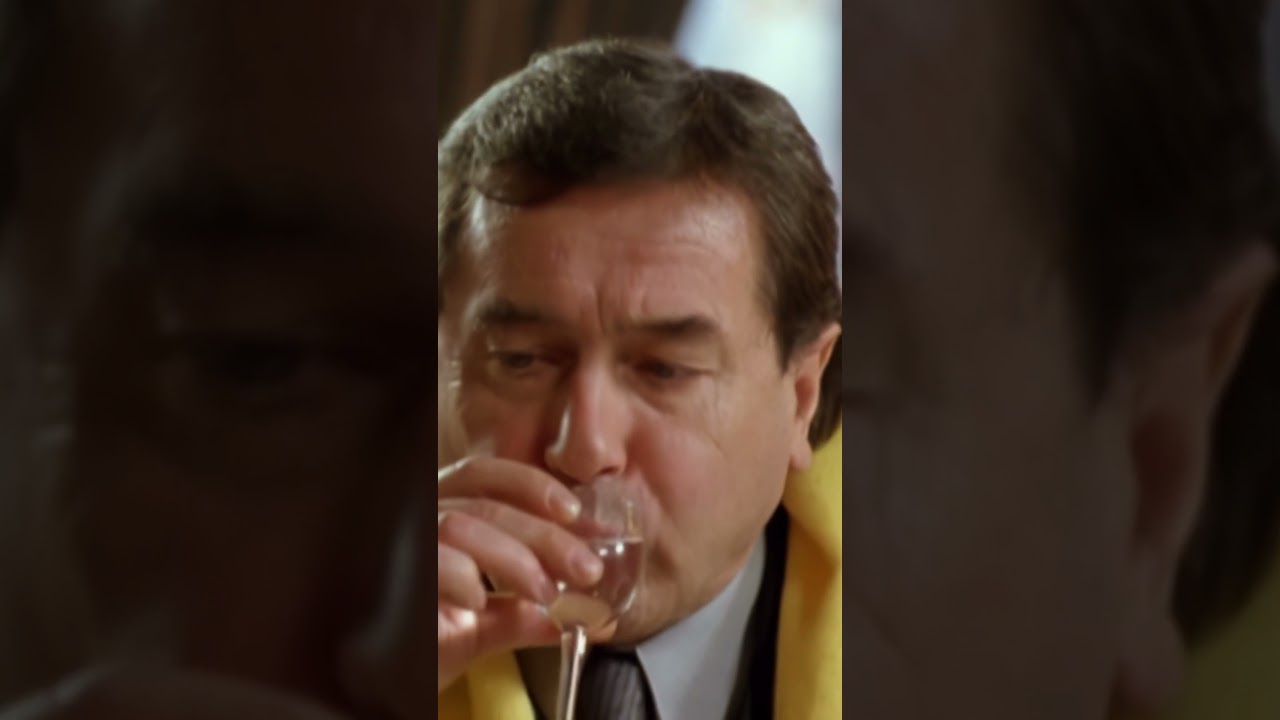 Ż&oacute;łty Szalik - Kultowa scena : kunszt picia w*dki #shorts