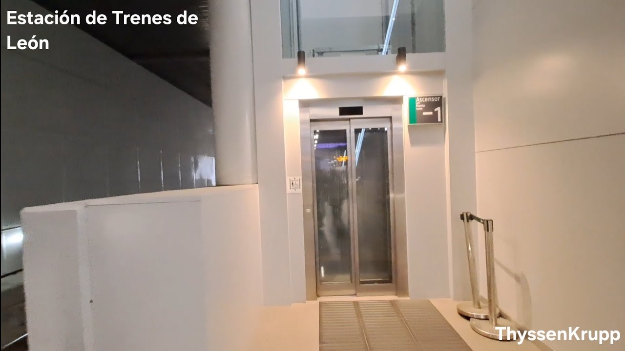 Ascensor ThyssenKrupp Synergy 200 MRL en la Estación de Trenes de León, León, ES