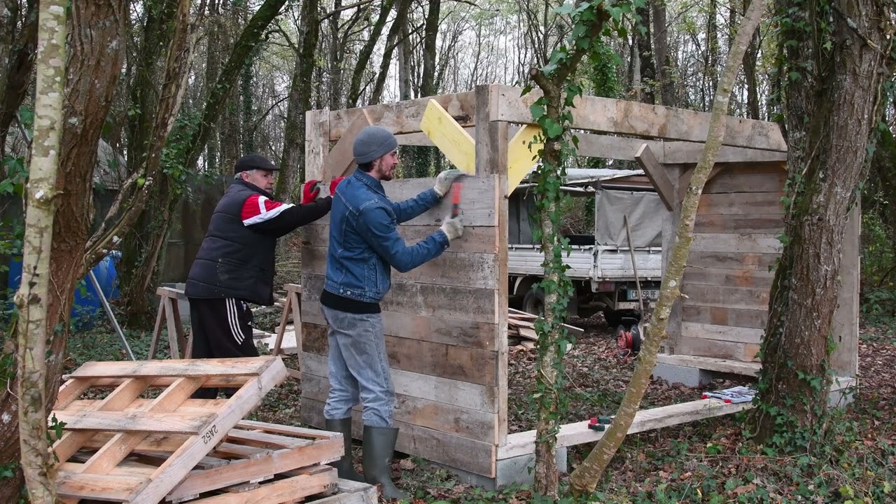 Je construis un abri pour le bois.