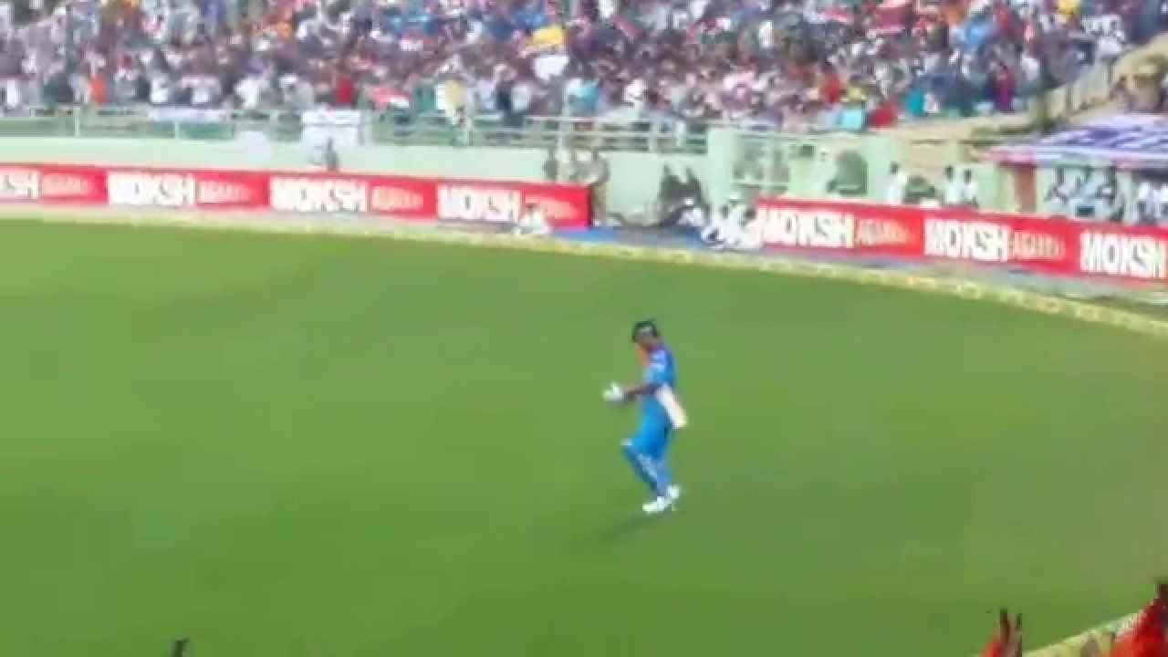 DHONI Mass Entry in Eden Garden and Wakhede | Whole stadium gone CrAzY!!!