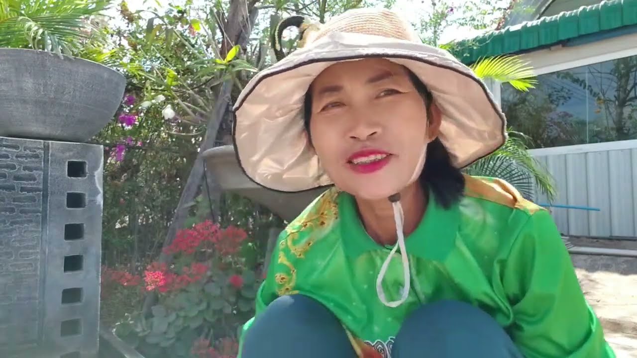 มาดูแลต้นไม้ดอกไม้ที่ FC ส่งมาให้   กำลังพลิกดอกออกผลอย่างสวยงาม ดอกไม้ชนิดนี้ทนทนมาก