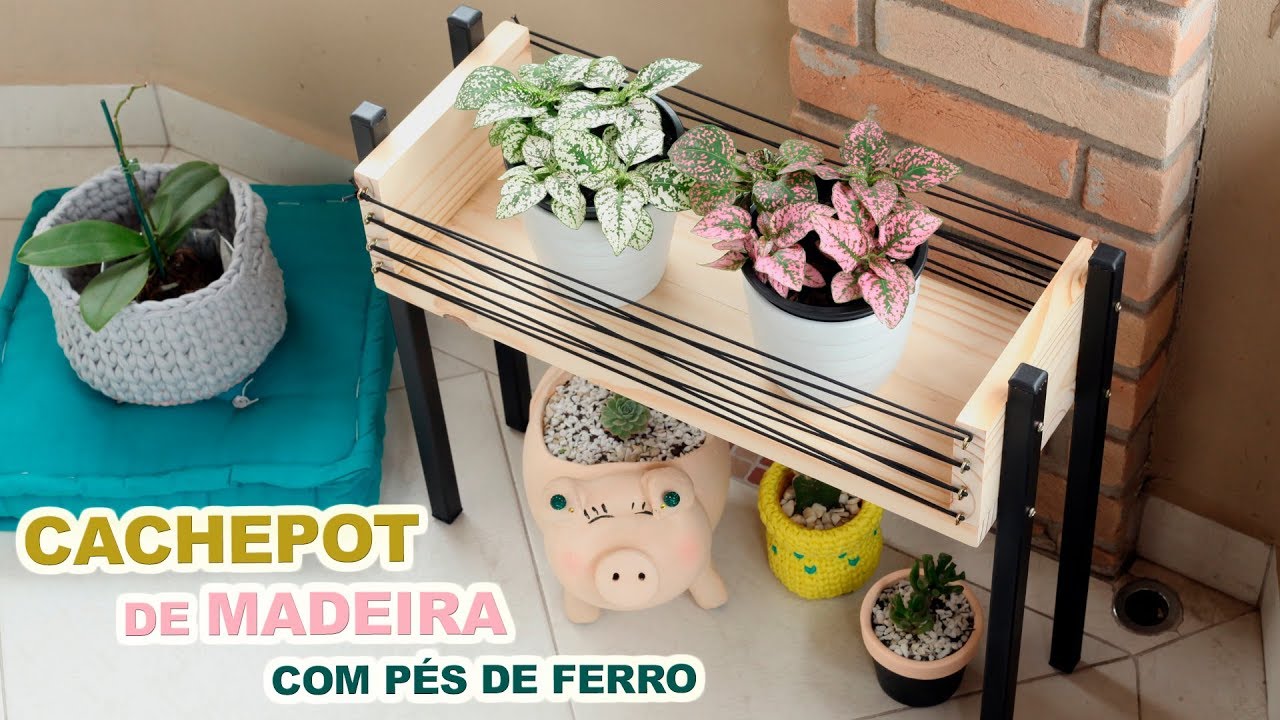 CACHEPOT DE MADEIRA COM PÉS DE FERRO