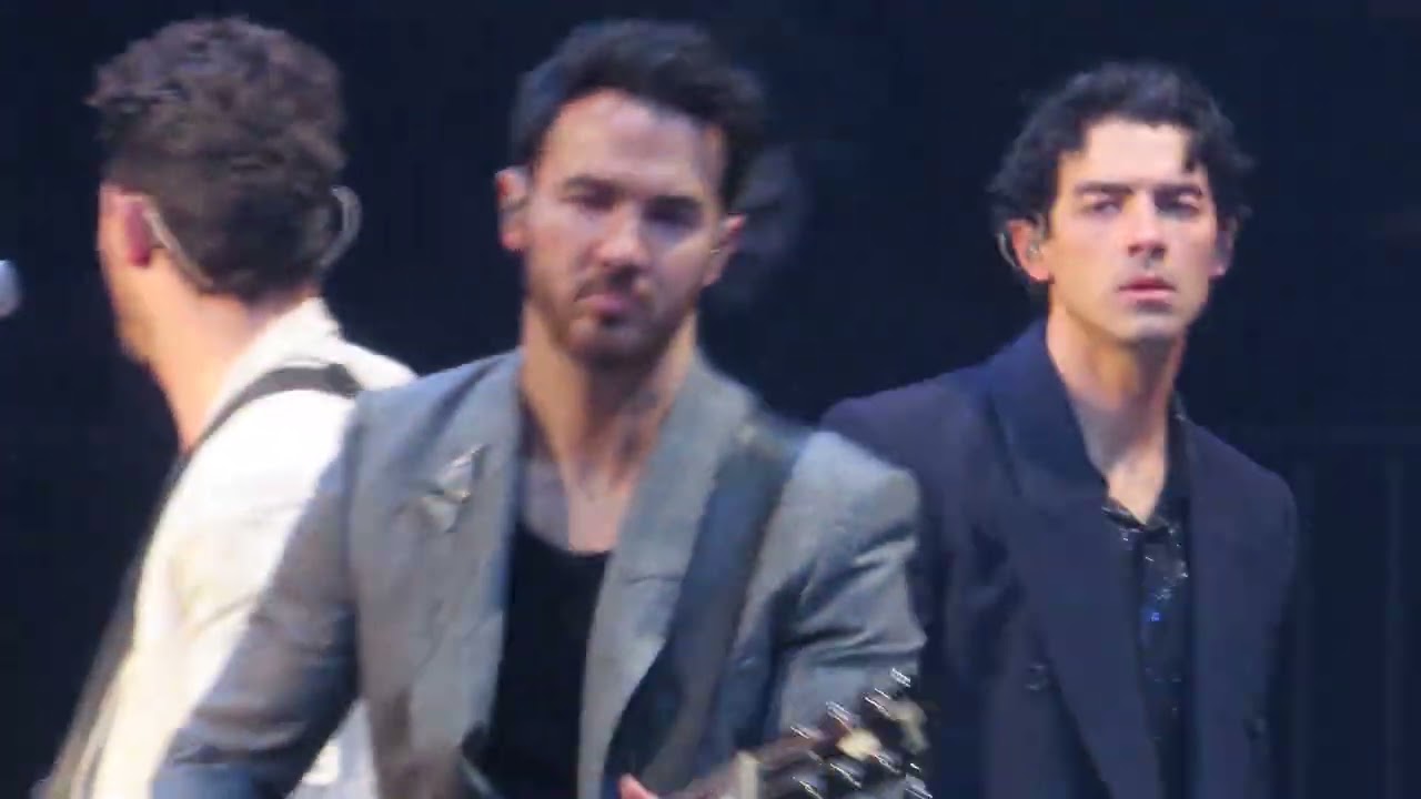 Jonas Brothers : Backwards (Live)