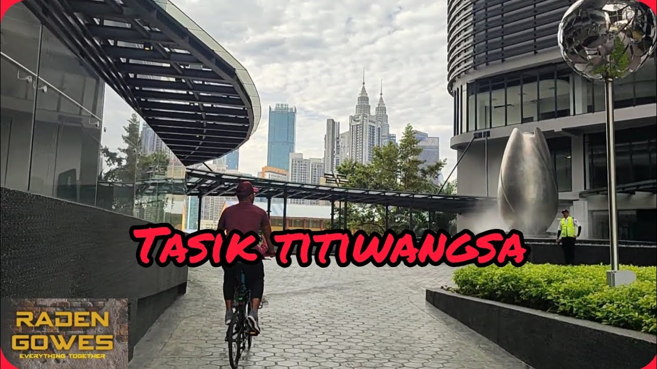 Raden Gowes Family kayuhan Taman Tasik Titiwangsa bagi ikan makan