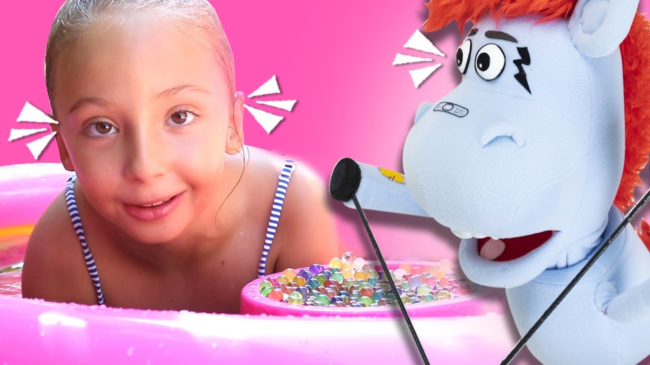 FACCIO IL BAGNO IN UNA PISCINA PIENA DI PALLINE - SOPHIE GIOCA CON ME