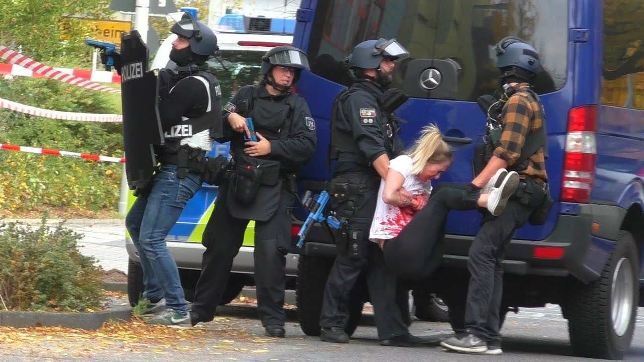 Bedrohungslage in Gymnasium - SEK rettet Geiseln - Polizeigro&szlig;&uuml;bung in Bornheim