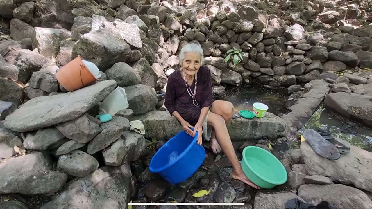 Encontramos a niña rosita lavando trastes en el poso 😱😱😱 