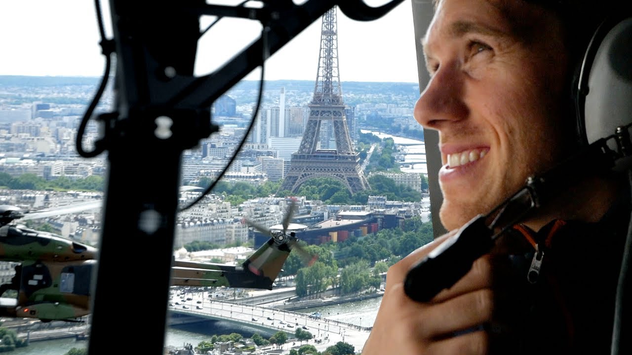 JE SURVOLE PARIS EN HÉLICOPTÈRE DE COMBAT !