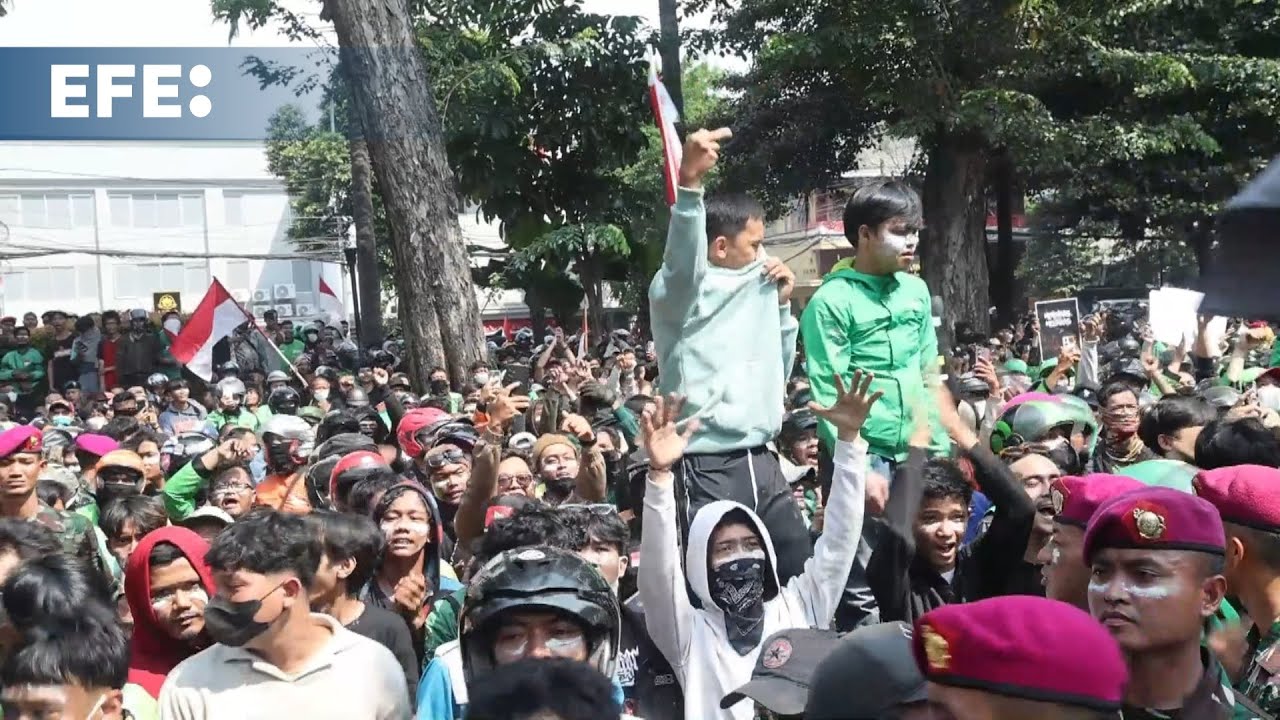 Aumentan los enfrentamientos con la Policía en las protestas ciudadanas en Indonesia