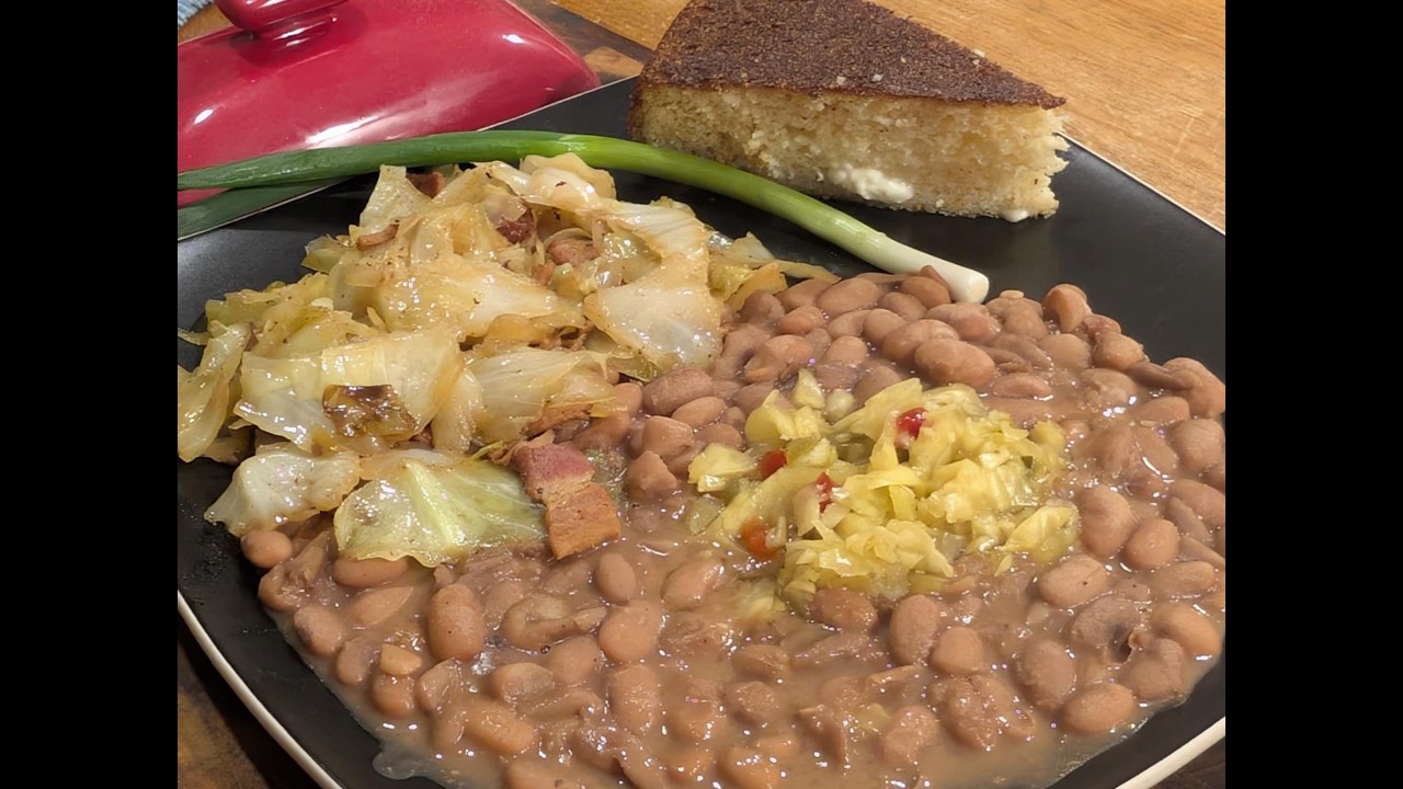 Жареная капуста с беконом, фасоль пинто с копченой свиной рулькой, кукурузный хлеб на сковороде, ...
