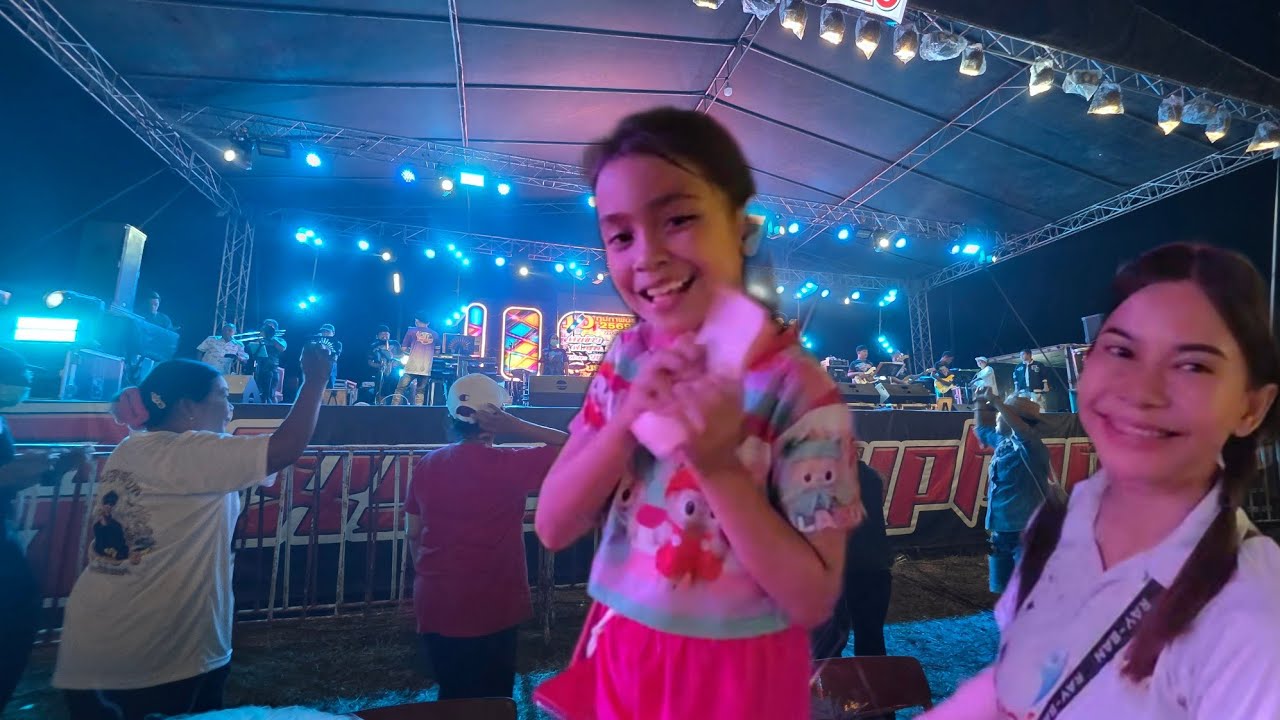 Как и ожидалось, пришло много людей. Совсем недавно там была Нонг Ноэй, танцовщица из третьего кл...