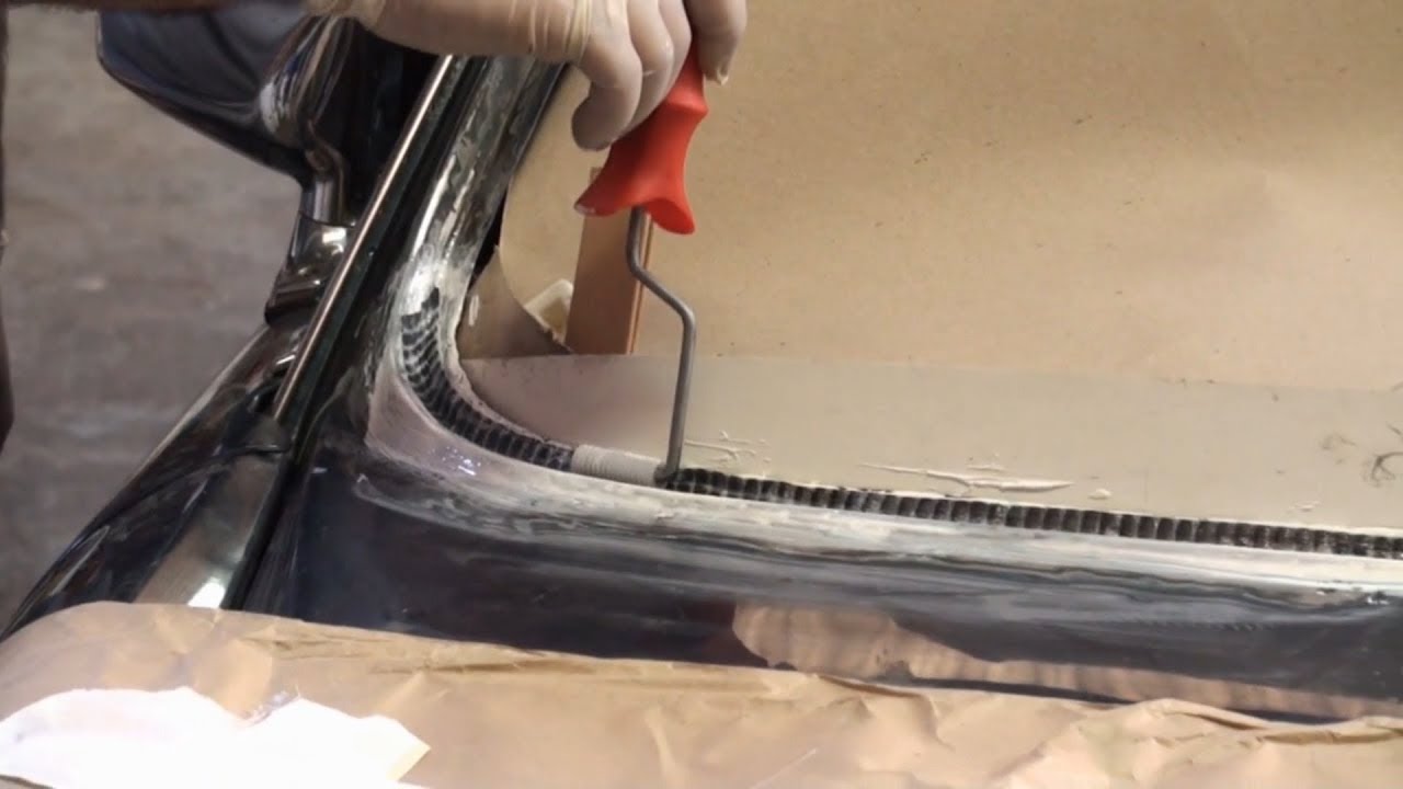 Restauration véhicule ancien: réparer en fibres de carbone les parties perforées par la rouille.