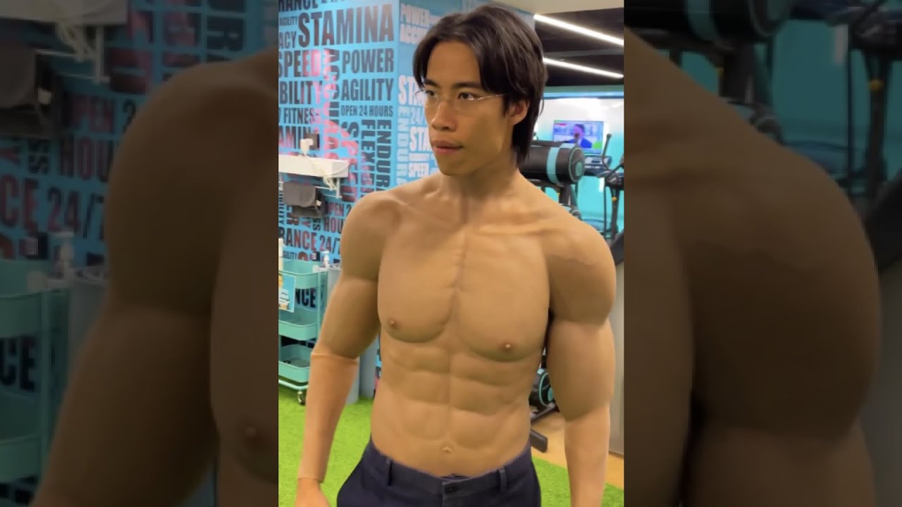 When His Muscles Look Fake… 🤦‍♂️