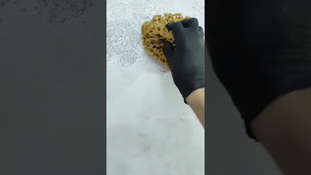 Easy paint the wall with the sponge 
