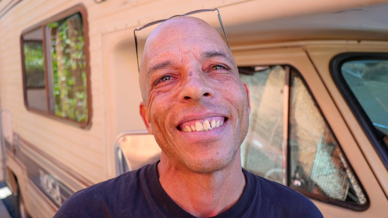 Бездомный из Венис-Бич живёт в автодоме с дочерью. У обоих есть работа, но они не могут позволить...