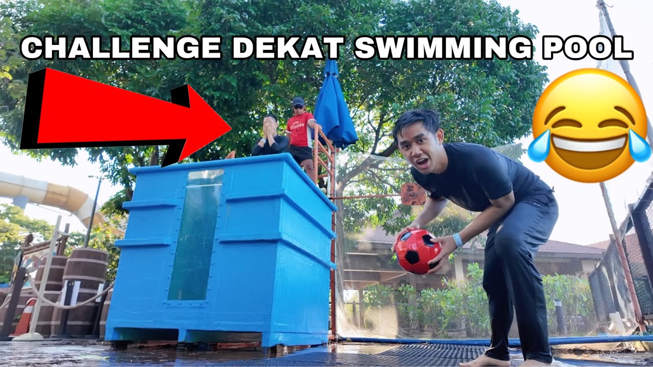AKU MAIN GAME DEKAT SWIMMING POOL 😂 CHALLENGE SIAPA KALAH MASUK DALAM AIR 😜