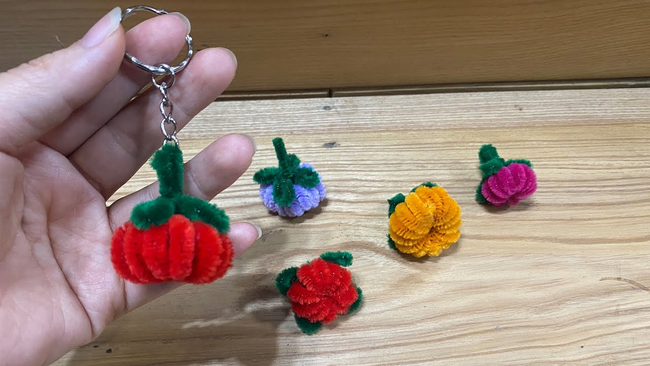 Easy pipe cleaner keychain crafts | Keychain making with pipe cleaner | DIY keychain | DIY KEYCHAINS