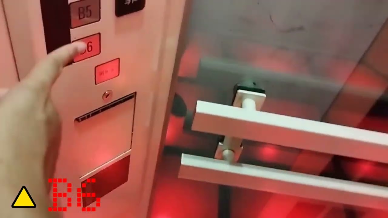 新光三越桃園站前店 - 日立電梯
