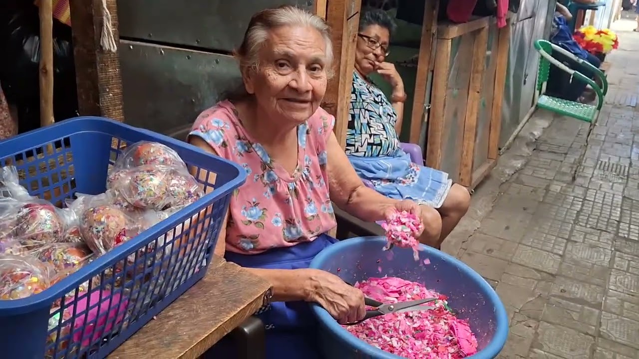 Señora de mas de 80 años trabajando  es un honor conversar con estas personas 