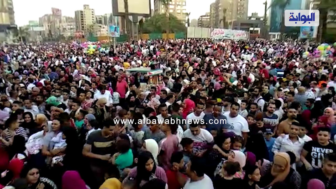 توزيع  الهدايا و الالعاب علي المصلين بمسجد مصطفي محمود