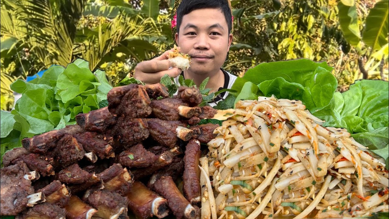 ซุปหน่อไม้ส้มใส่งาหอมๆ♨️ทอดซี่โครงหมูแซ่บหลายเด้อ😋😋😋😋￼