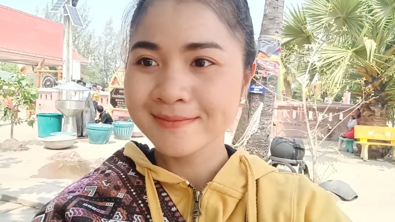 มาทำบุญไหว้พระขอพรอยู่วัดพระธาตุโพน