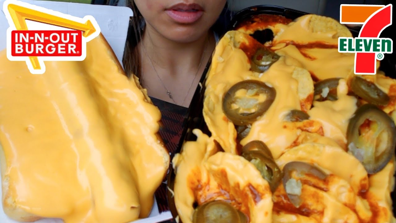 ASMR EATING SUPER CHEESY HOT DOG & ANIMAL STYLE FRIES CHEESE NACHOS CAR MUKBANG REAL SOUND TWILIGHT