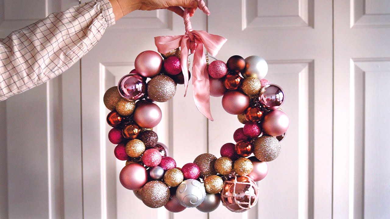 Make a Christmas wreath with baubles (Xmas decoration idea)