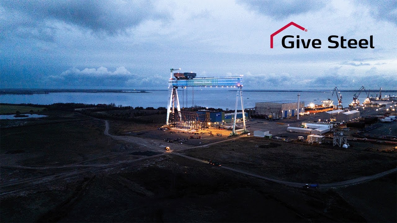 Give Steel har opført 30 meter høj konstruktion, hvor taget kan løftes af