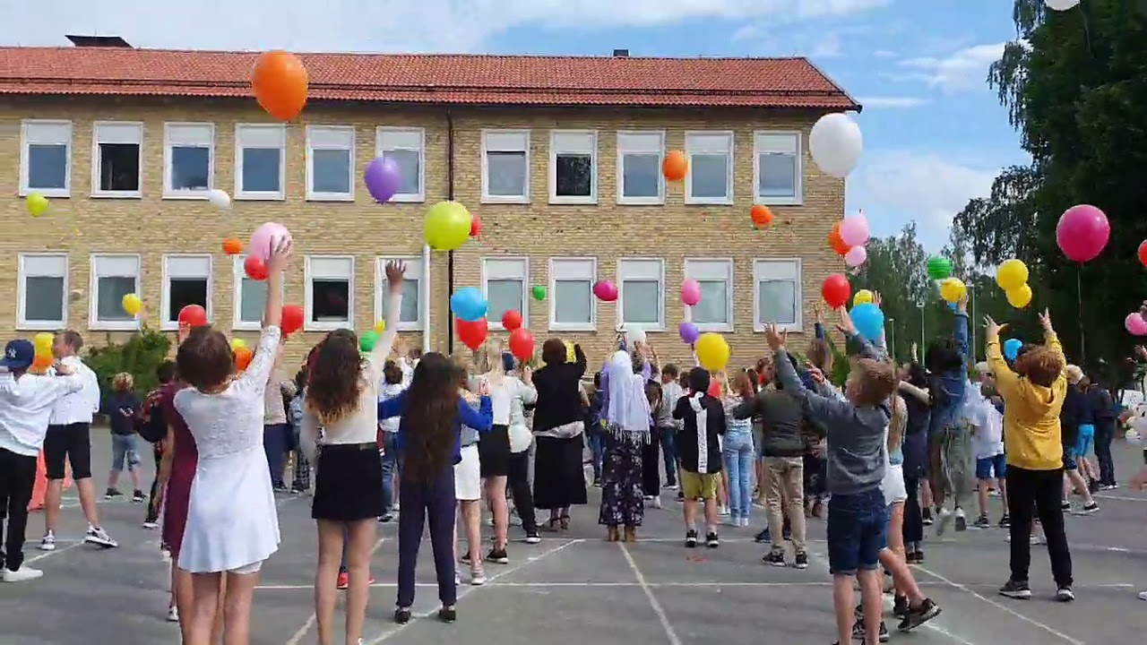 Skolavslutning med ballongsläpp i Mörlunda