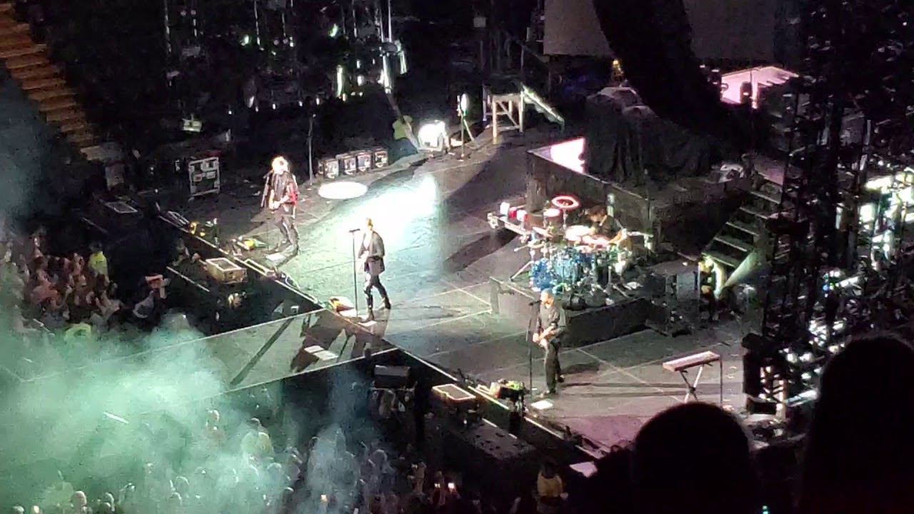 5 SOS  she looks  so perfect Toronto oct 2019