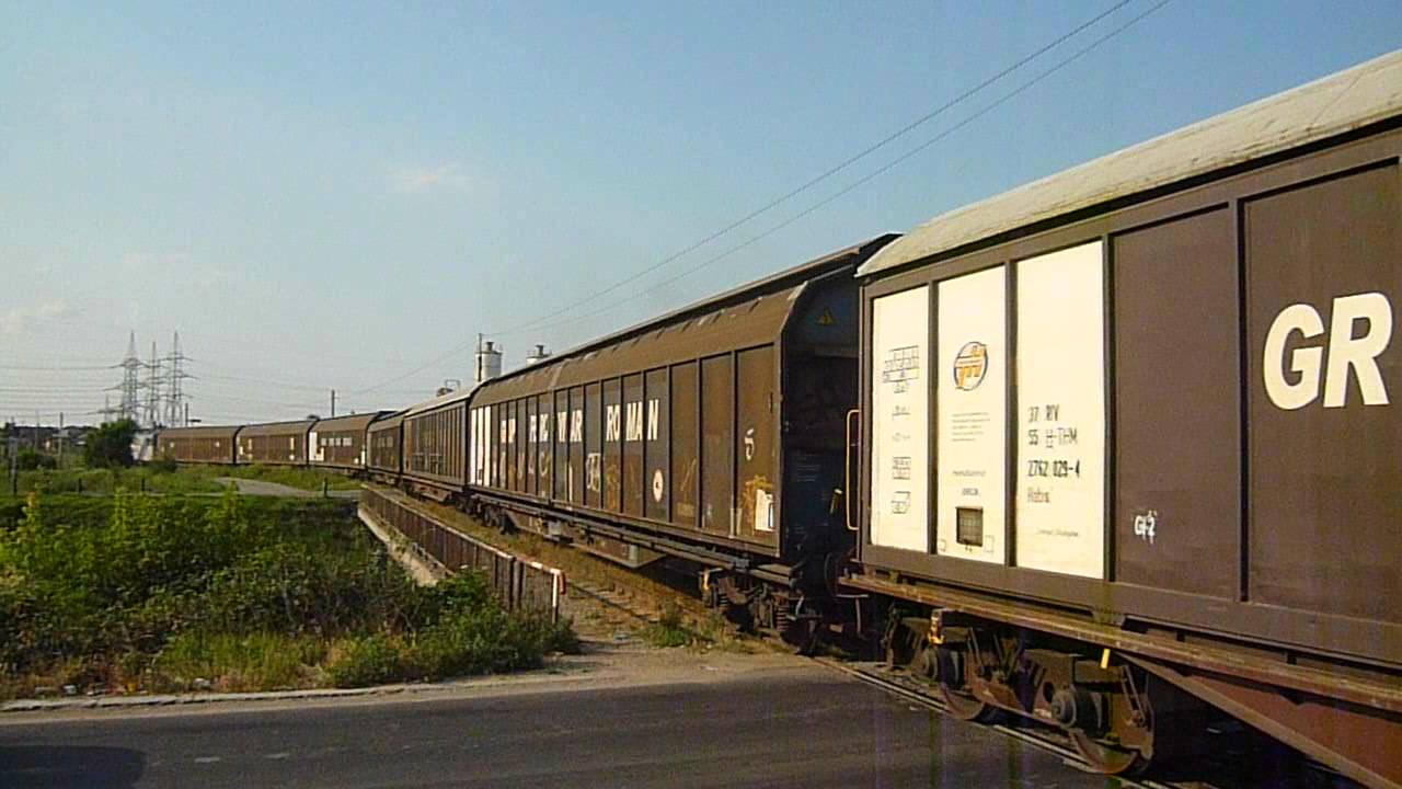 DA 60-1547-3 traversand Dambovita cu un tren marfar