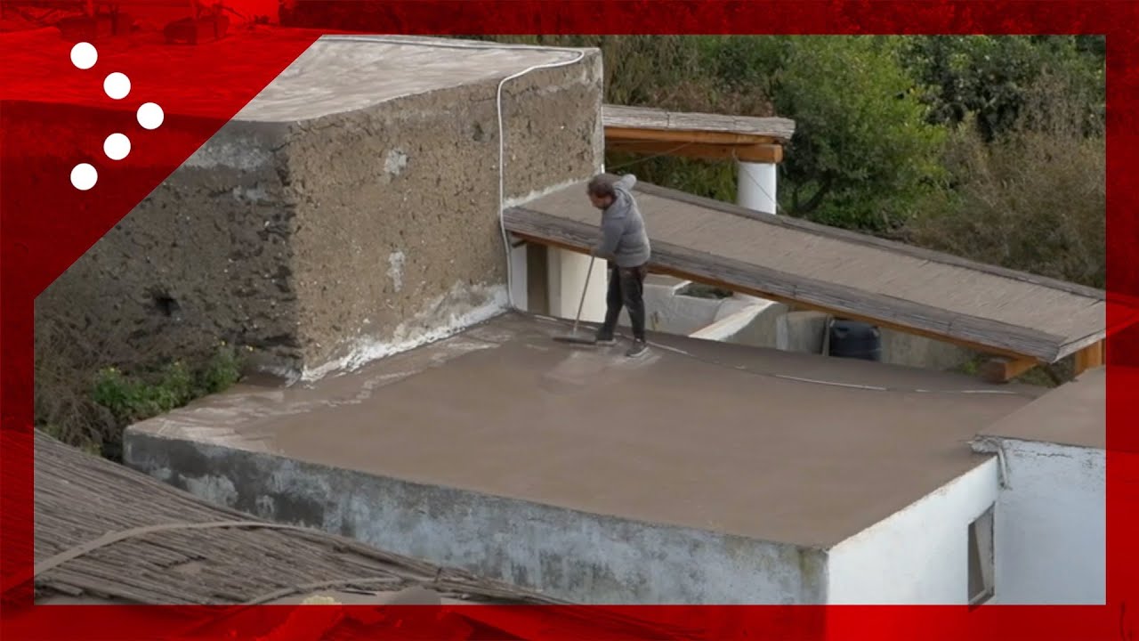 Stromboli, abitanti sui tetti delle case a Ginostra per rimuovere la cenere 