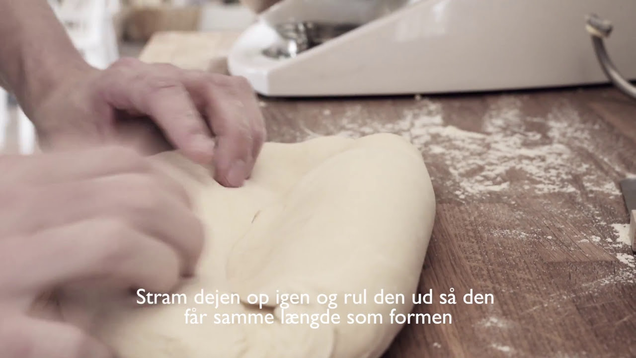 Bag sandwichbrød i en rugbrødsform af jern