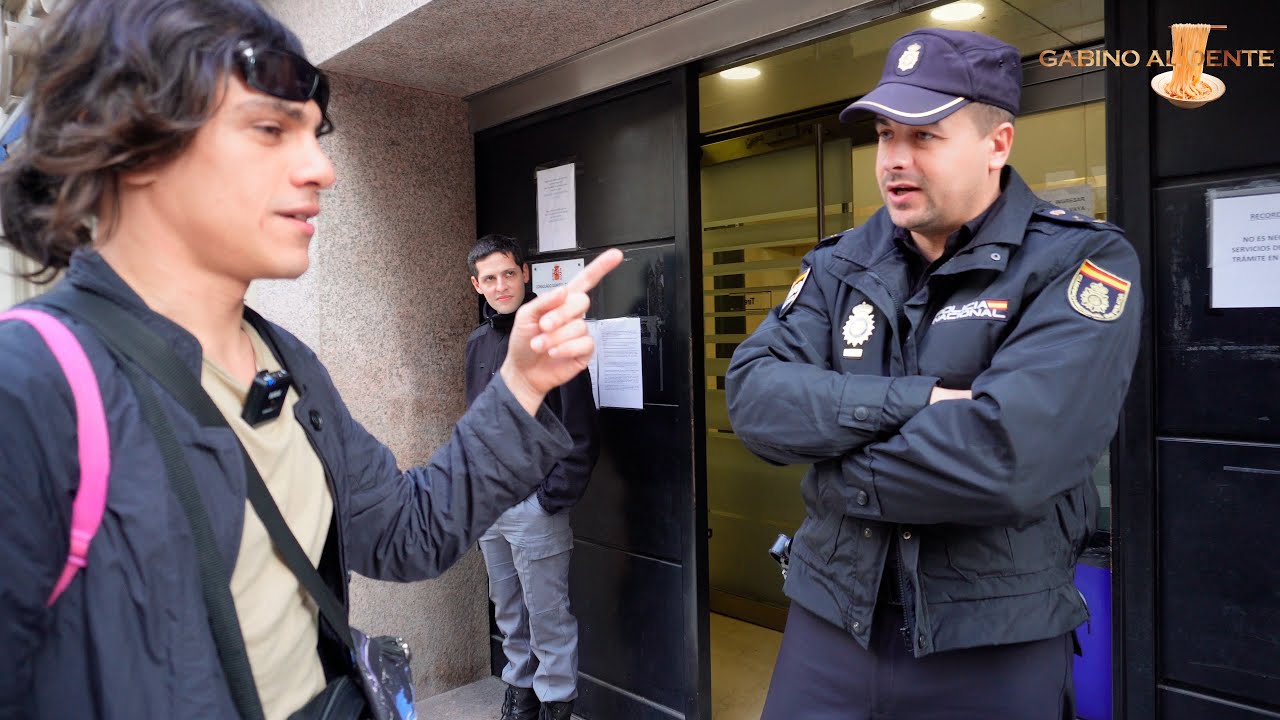 A LAS PI&Ntilde;AS CON UN POLICIA ESPA&Ntilde;OL