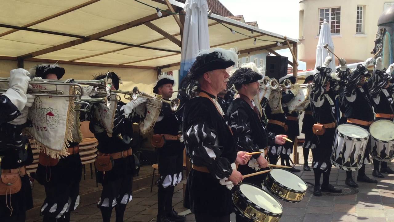 Eröffnung des 37. Engener Altstadtfest durch den historischen Fanfarenzug Engen