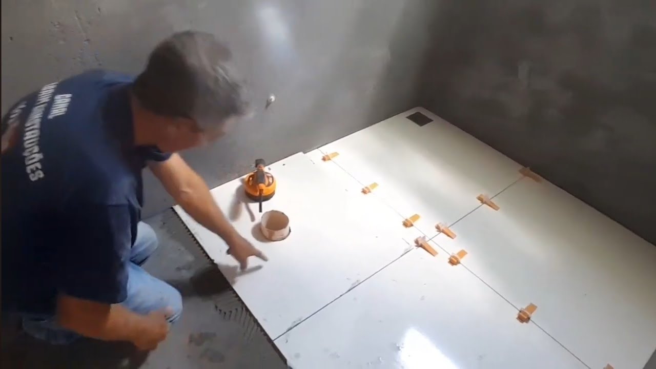 Como instalar os porcelanatos na parte chão de banheiro 