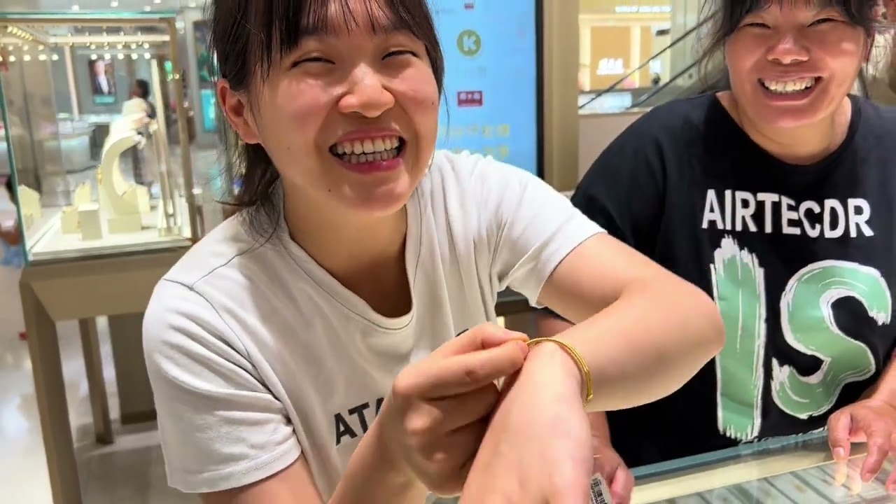 女友小芬生日，居然什么礼物都不要，学长和爸妈直接带她去逛金店#大沈学长
